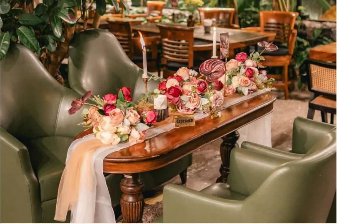 Dekorasi romantis untuk acara di Hoffmann Lane