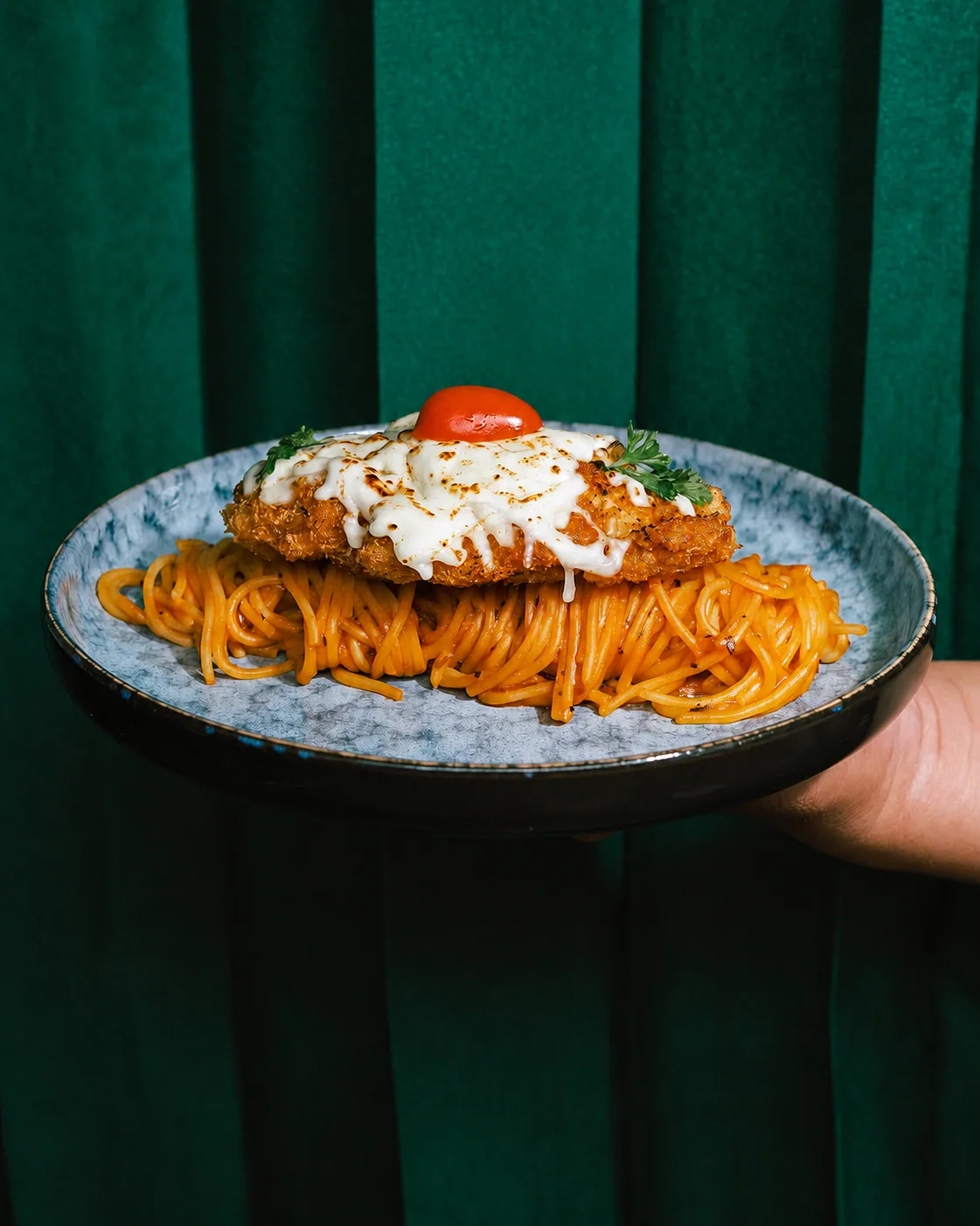 Sajian pasta Hoffmann Lane dengan ayam renyah dan saus keju