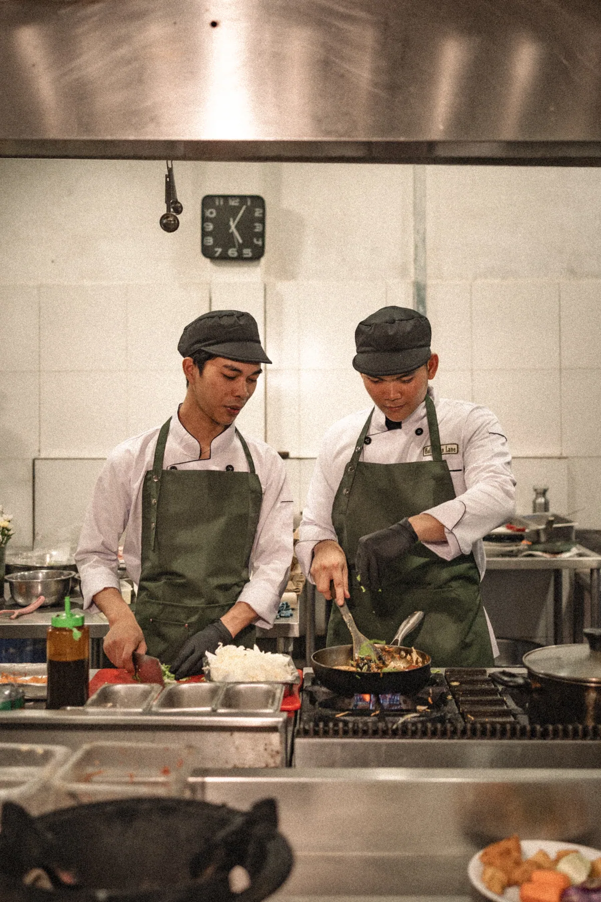 Tim dapur Hoffmann Lane menyiapkan hidangan