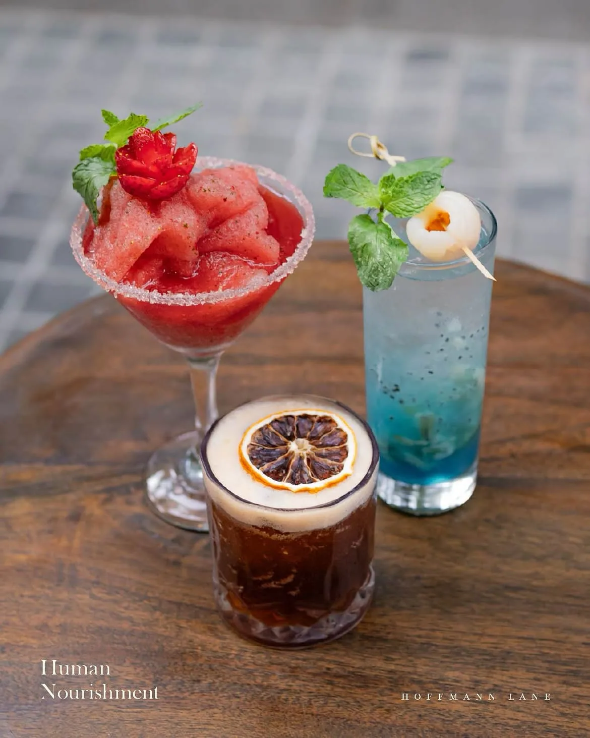 Tiga minuman khas Hoffmann Lane di atas meja kayu